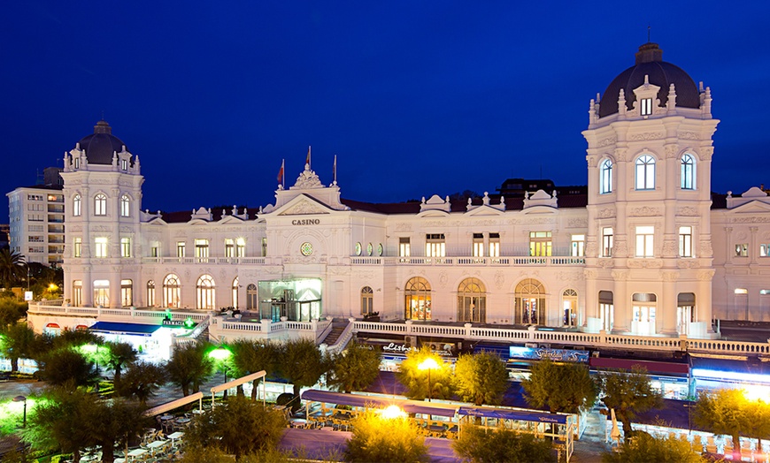 Image 1: Entrada al Gran Casino con copa