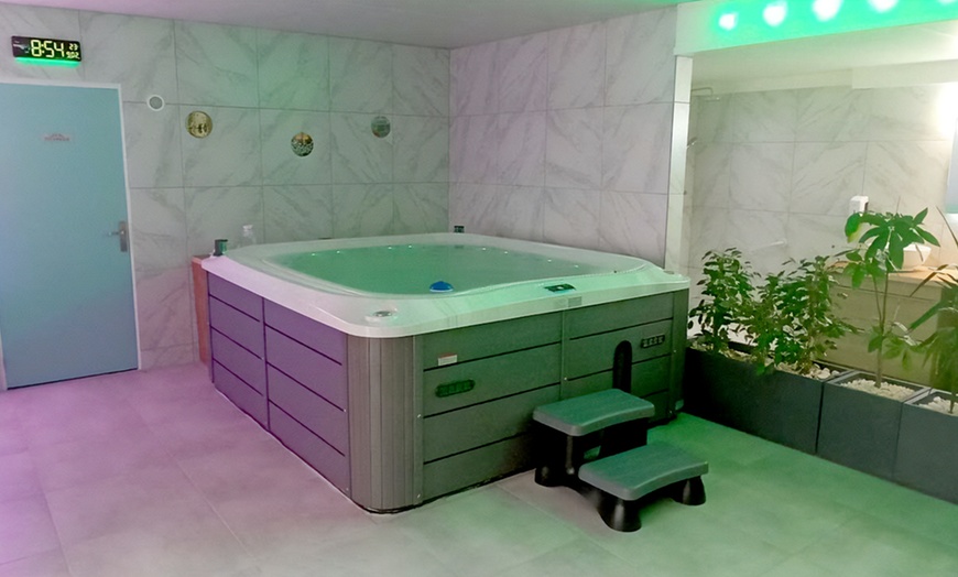 Image 2: Espace spa et sauna pour 2 heures pour 1, 2, 3 ou 4 personnes