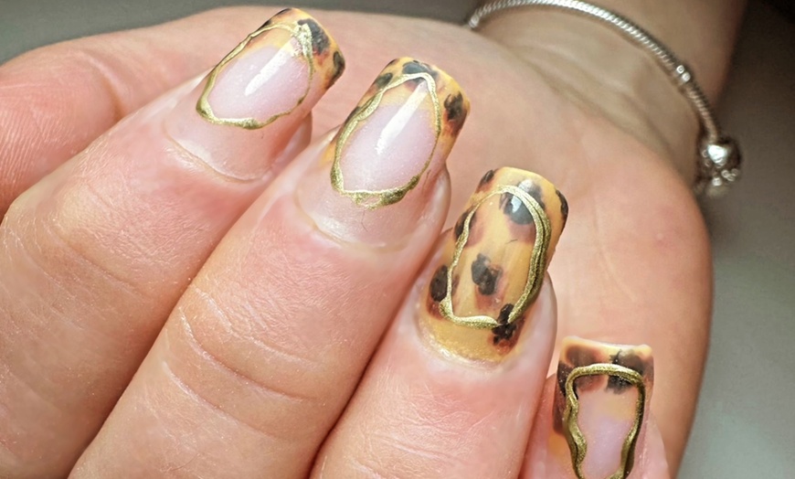 Image 3: Manicura o pedicura con opción a refuerzo o primera puesta de acrygel