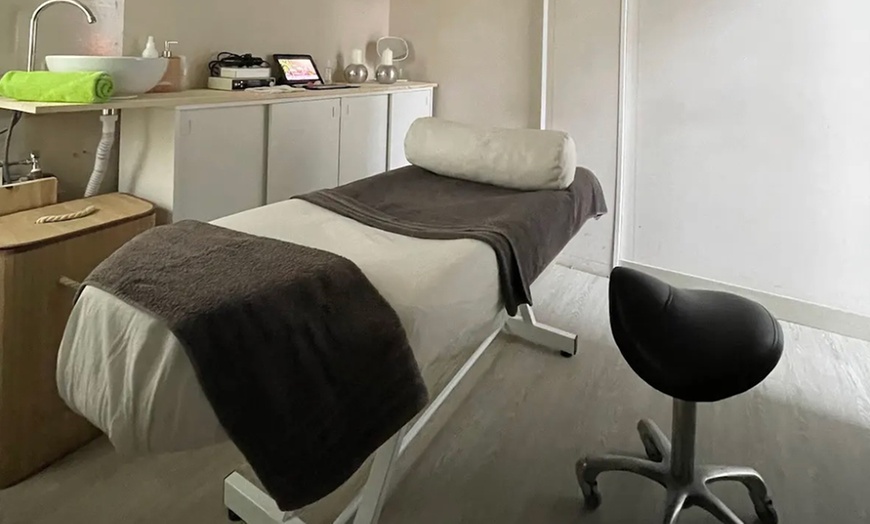 Image 3: Manicura, pedicura o primera puesta, con opción a base rubber y más