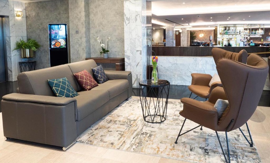 Image 5: Kingston: One or Two Nights Stay 