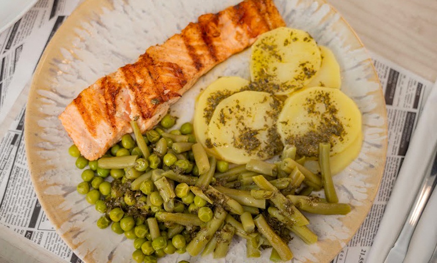 Image 8: Menú mediterráneo con entrante, principal, postre y bebida