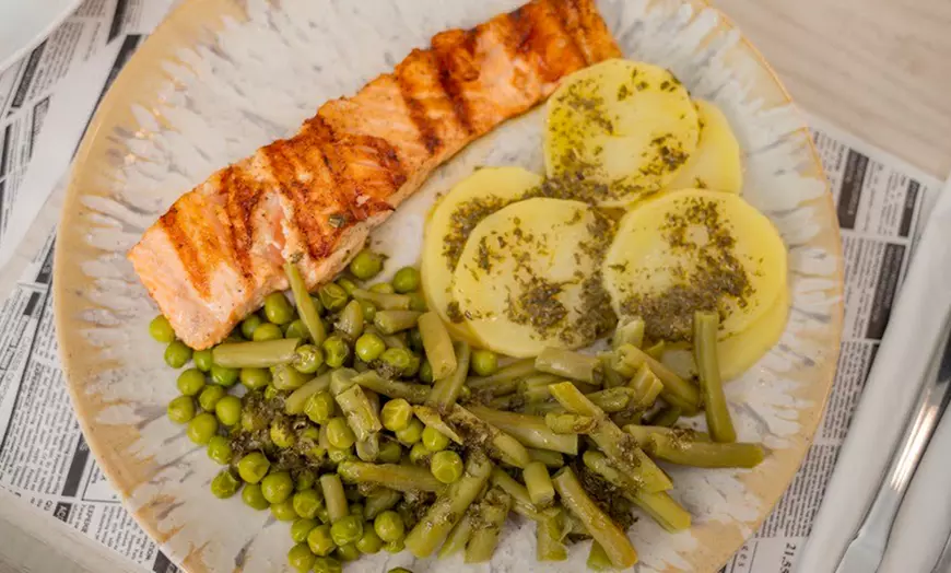 Image 8: Menú mediterráneo con entrante, principal, postre y bebida