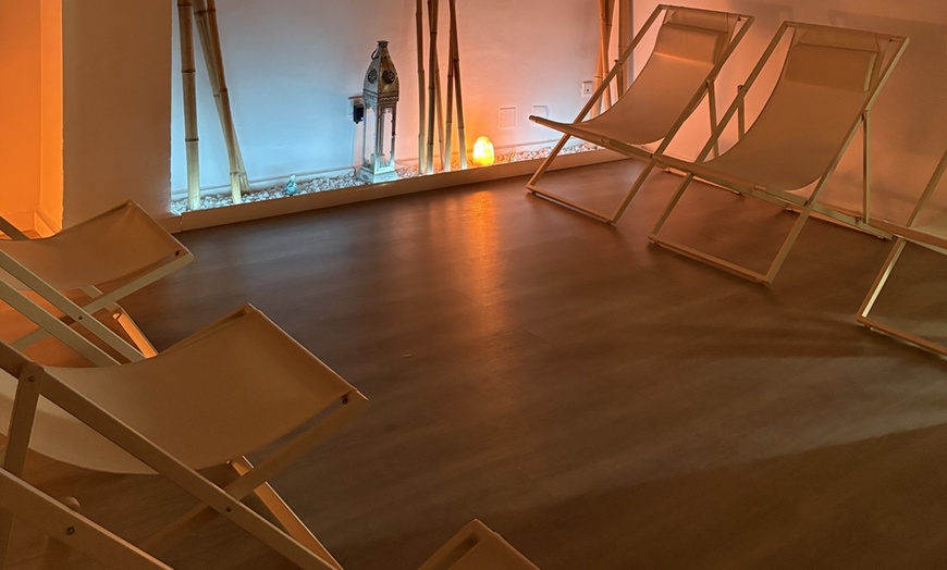 Image 16: 1 o 4 masajes personalizados o ritual con gravedad cero y haloterapia