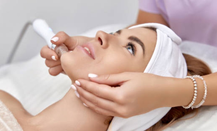 Image 1: Refresh with One or Three Sessions Of Platinum Hydrafacial 