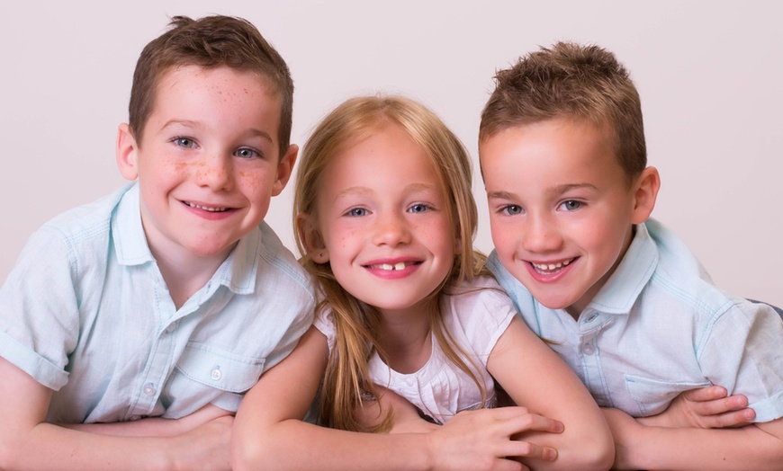 Image 8: Sibling Photoshoot With 8'' x 6'' Print at Barrett & Coe