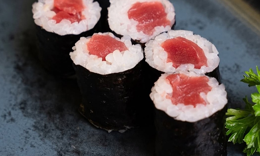 Image 7: ¡Directos a Japón! Menú de sushi a compartir para 2 o 4 personas