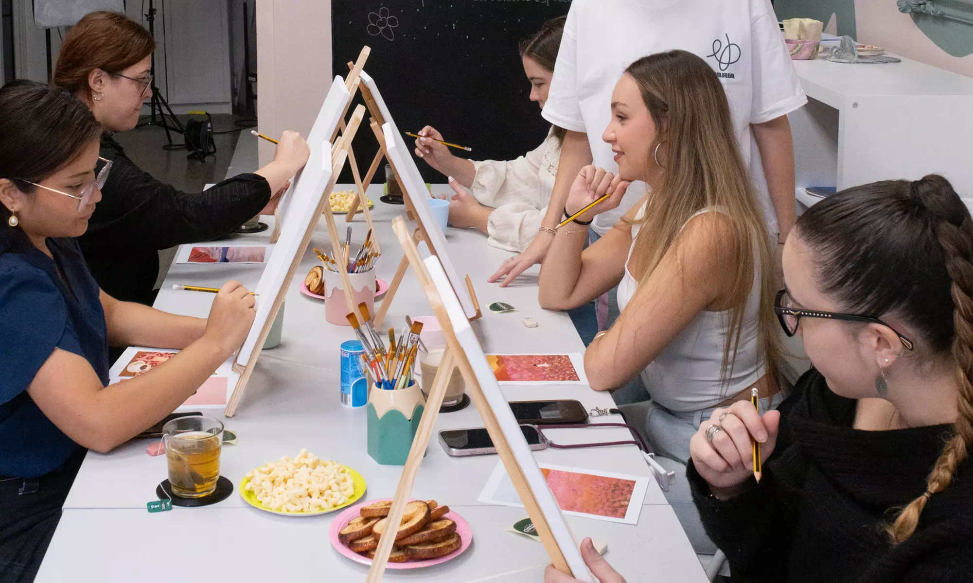 Taller para 1 o 2: pintura de cuadro o tote bag, o clase de maquillaje