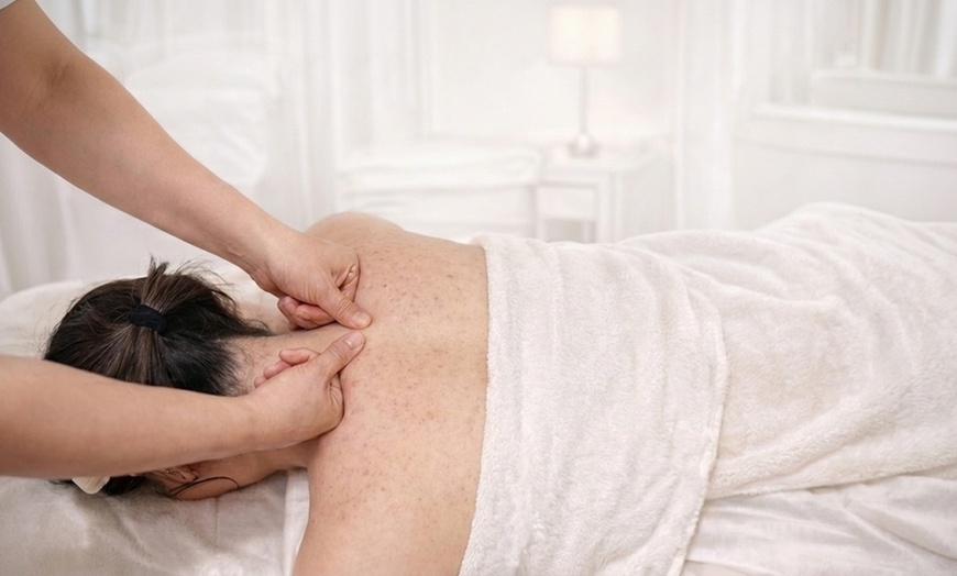 Image 4: 70-Minute AI and Therapist Hybrid Massage with Red Light Recovery