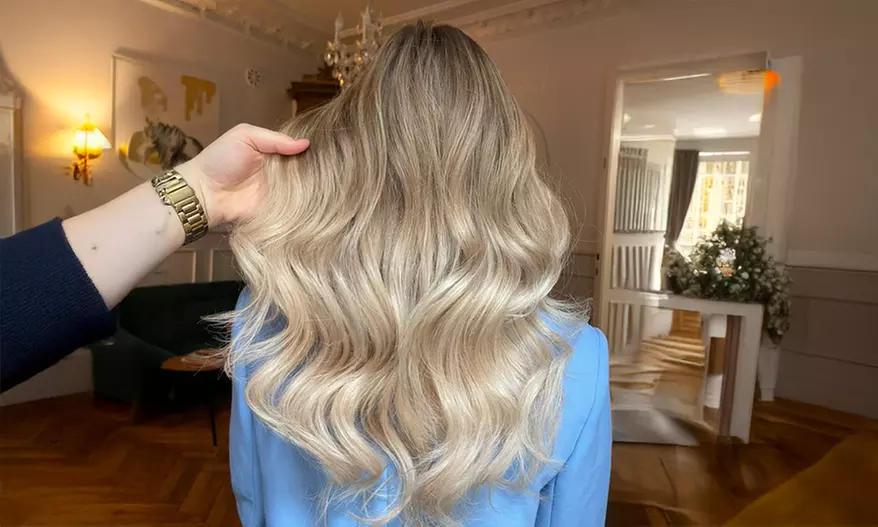 Kolor, który zachwyca, styl, który zostaje – wybrana stylizacja włosów