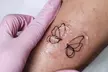 1 o 2 minitatuajes de línea fina y con tinta negra de hasta 5 cm para 1 persona en Ana Microtattoo - Second Medium