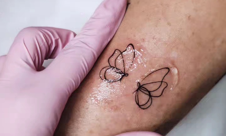 Image 7: 1 o 2 mini tattoos de línea fina y tinta negra de hasta 5 cm