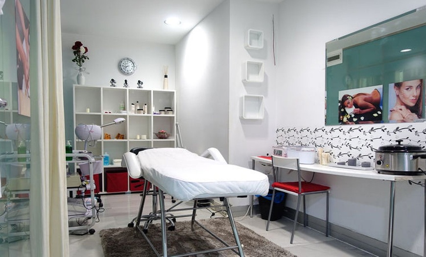 Image 3: Sesión de tratamiento facial con opciones personalizadas y exclusivas