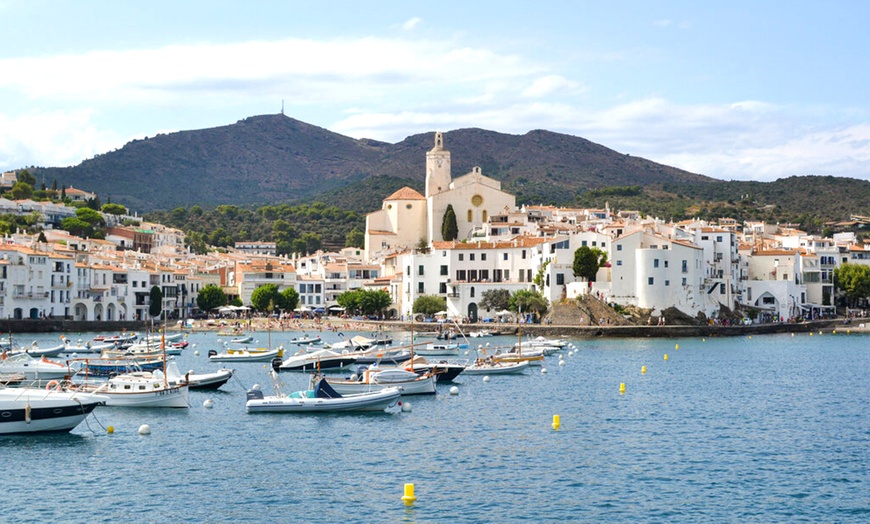 Image 4: Tour en barco por Cadaqués con snorkel para 1 niño o 1 o 2 adultos 