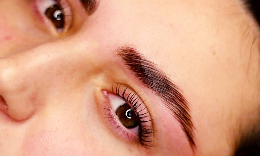 Image 2: Lifting y tinte de pestañas con vitaminas y diseño o laminado de cejas