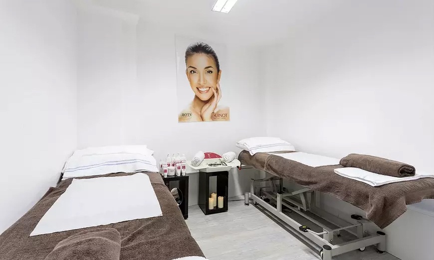 Image 2: Relaxing 60 or 90 Min Full Body Massage
