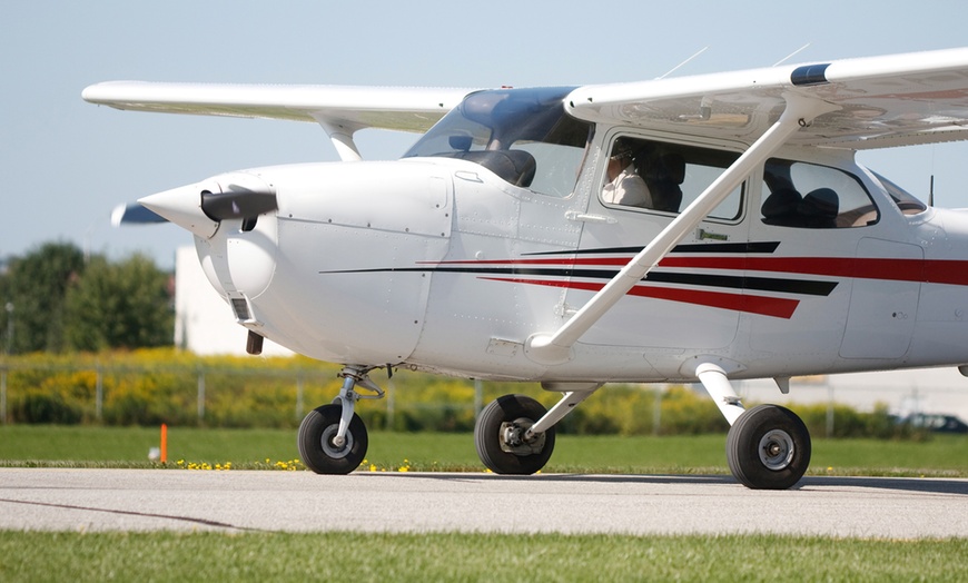 Image 1: Voel de adrenaline: zelf vliegen met een Cessna vliegtuig