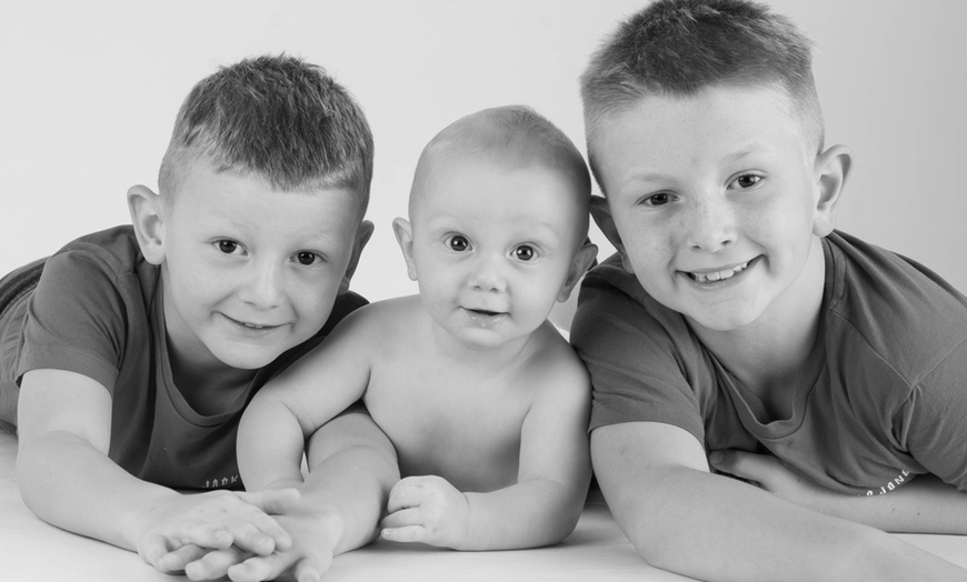 Image 3: Sibling Photoshoot With 8'' x 6'' Print at Barrett & Coe