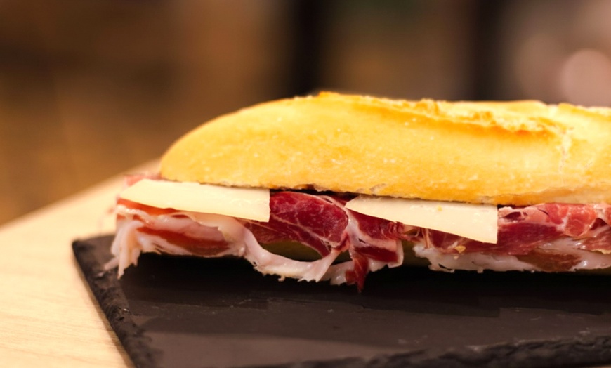 Image 2: Bocadillos ibéricos, bebidas y dulces para 2 o 4 personas