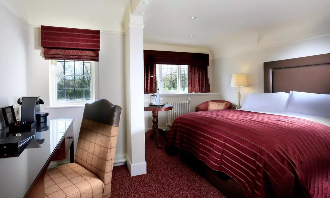 Chester: Spa Stay for 2 with Breakfast, Prosecco & 25-Minute Treatment