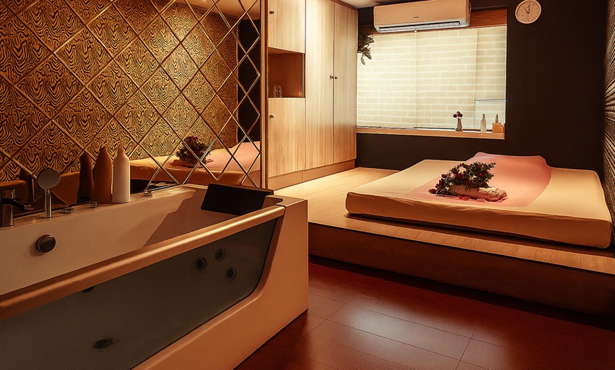 Image 2: Relax with a 60, 75, or 90-Minute Choice of Full Body Treatments