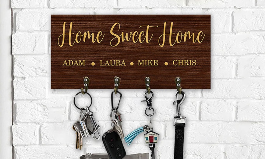 Image 6: Personalisiertes Schlüsselbrett aus Holz mit Namen in Design nach Wahl