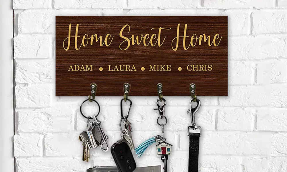 Personalisiertes Schlüsselbrett aus Holz mit Namen in Design nach Wahl
