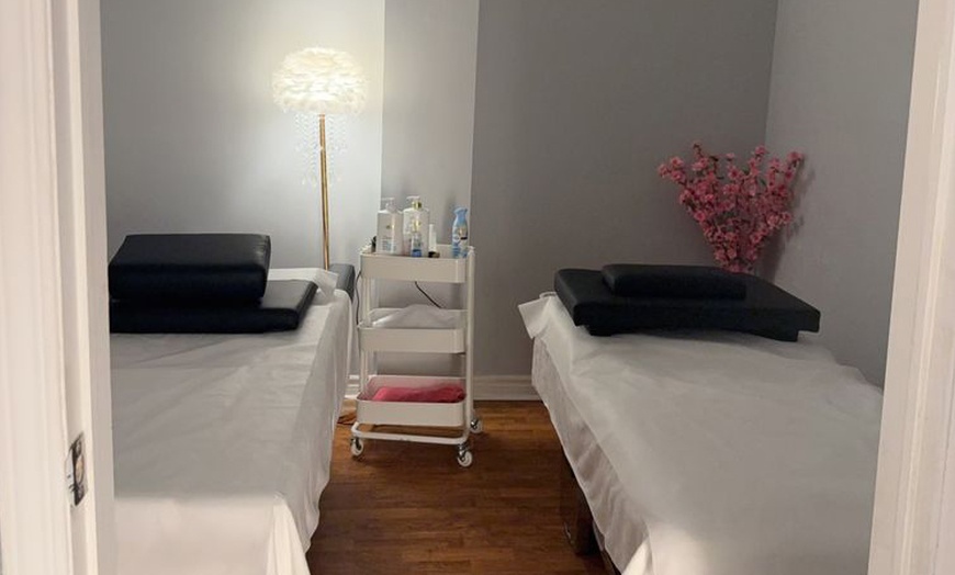 Image 7: 45 or 60-Min Couples Foot or Body Massage