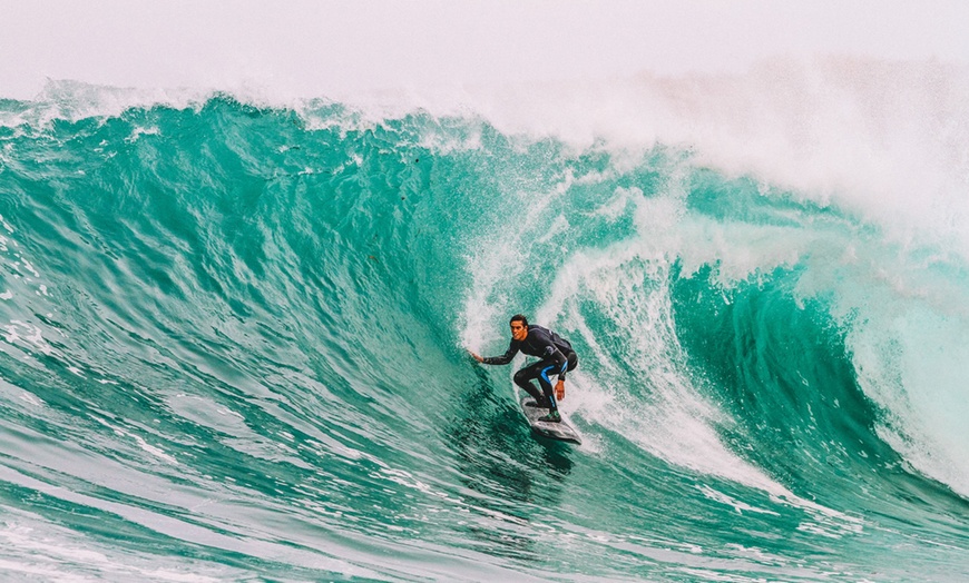 Image 2: Alquiler de neopreno y tabla de surf o clases de surf para hasta 4