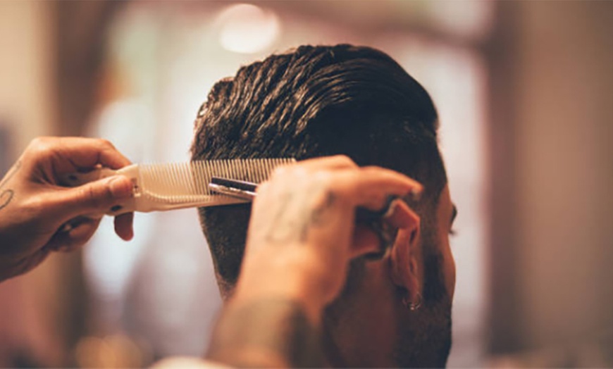 Image 3: Sesión de corte de cabello para caballero con máquina o tijera y peine