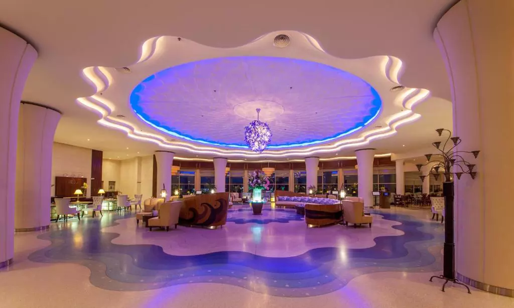 Abu Dhabi: One Night Stay with Breakfast and Dinner