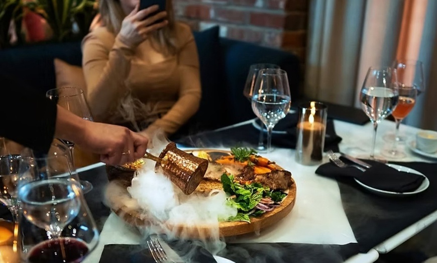 Image 3: Enjoy Weekdays: Starters + Main Dishes + Dessert + Drinks for 2 or 4