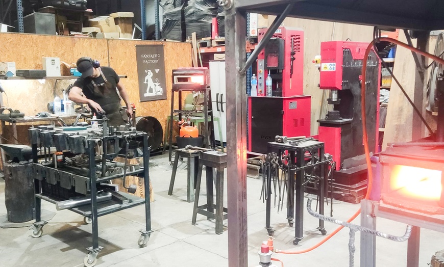 Image 7: Curso para crear un cuchillo en forja con snacks y refresco para 1 o 2