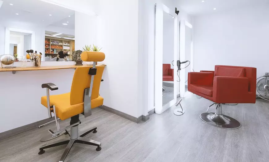 Image 5: Sesión de peluquería con lavado y corte y opción a mascarilla y masaje