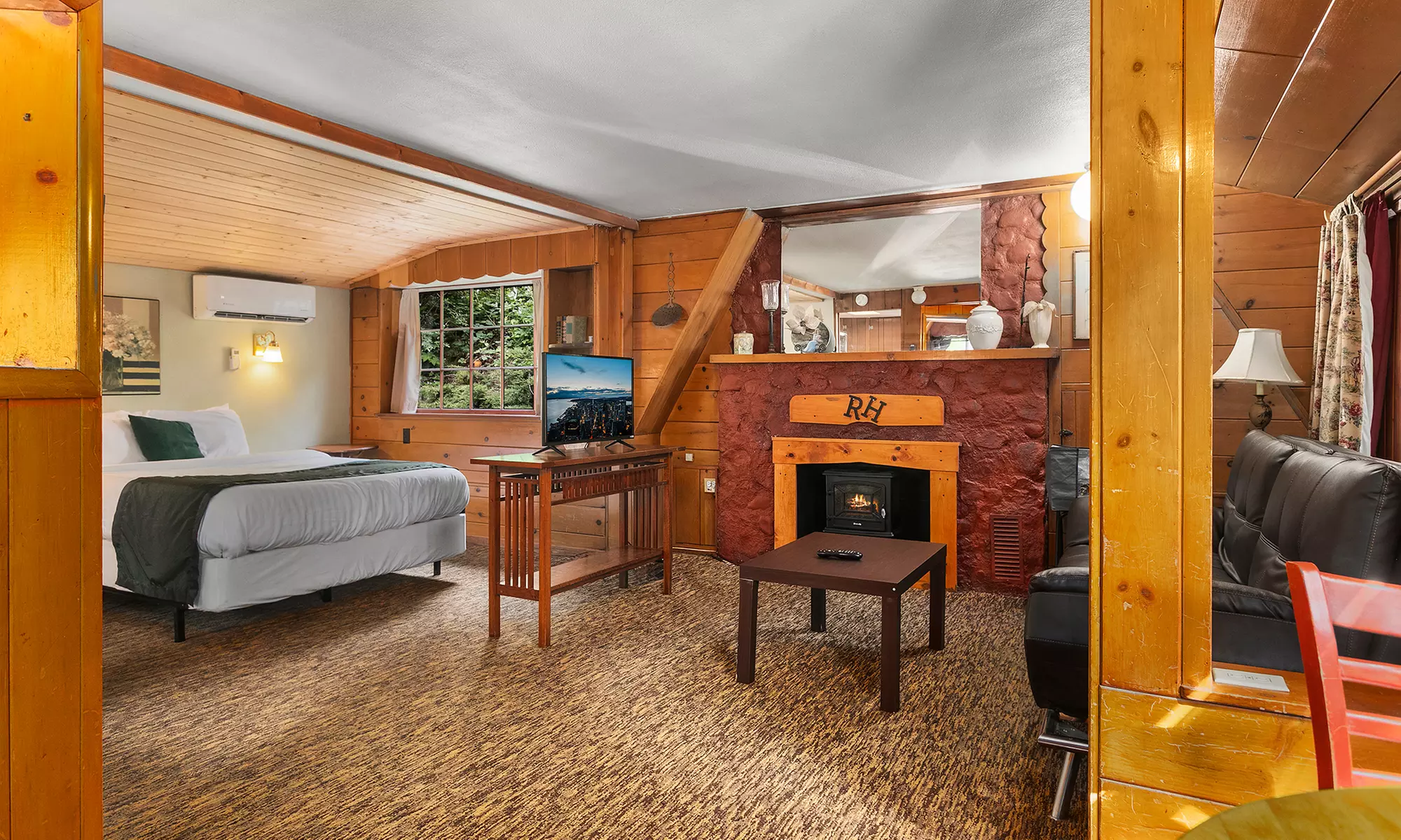 Cozy Waterfront Cottages with Private Hot Tubs on Hood Canal