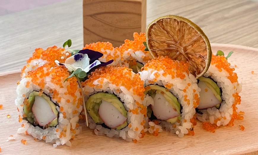 Image 8: Mix de 10, 24 o 30 piezas de sushi con bebida para 2 o más personas