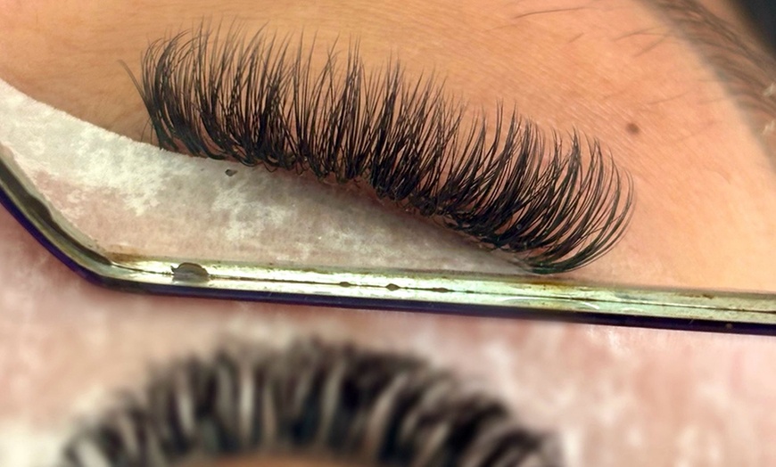 Image 1: Get Full Set of Classic, Hybrid or Volume Eyelash Extensions