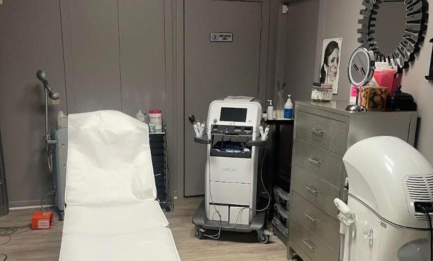 Image 3: Choose Between 20, 40, or 60 Units of Botox