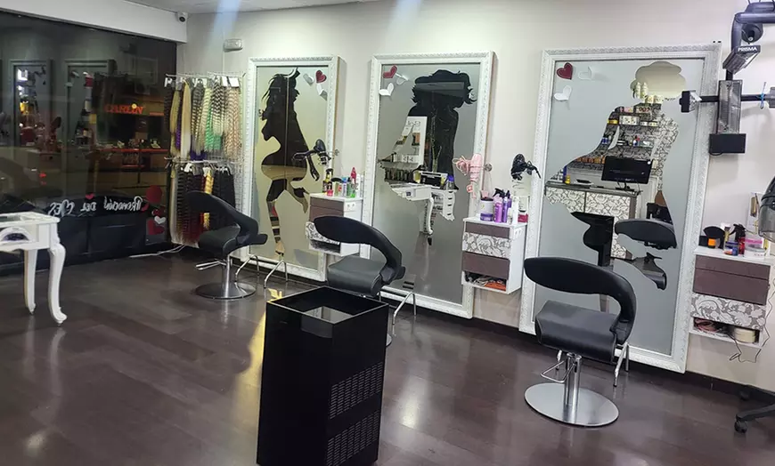 Image 2: Sesión de peluquería con masaje, corte y tratamientos extra a elegir