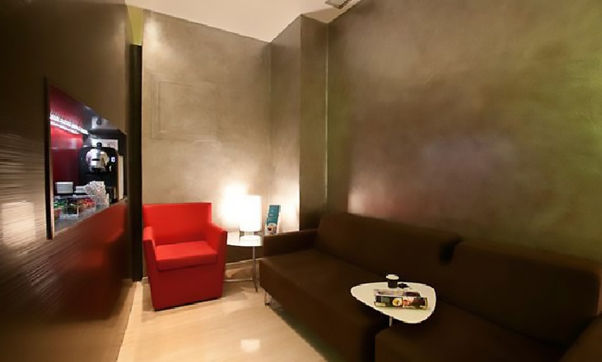 Image 5: Inyección efecto lifting facial con mesoterapia o ADN regenerativo