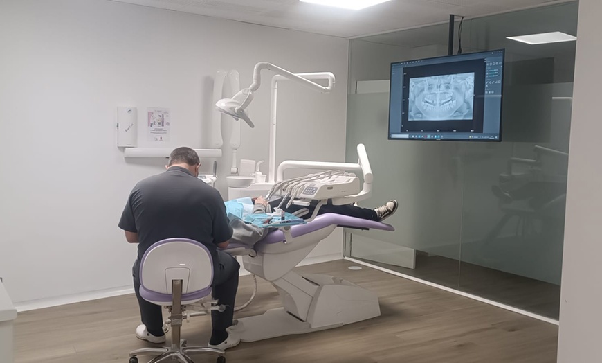 Image 4: Tomografía axial computarizada (TAC) dental en 1 o 2 arcadas