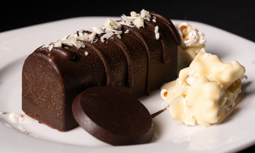 Image 8: Menu authentique en 4 services au restaurant Le Moulin de la Sambuc