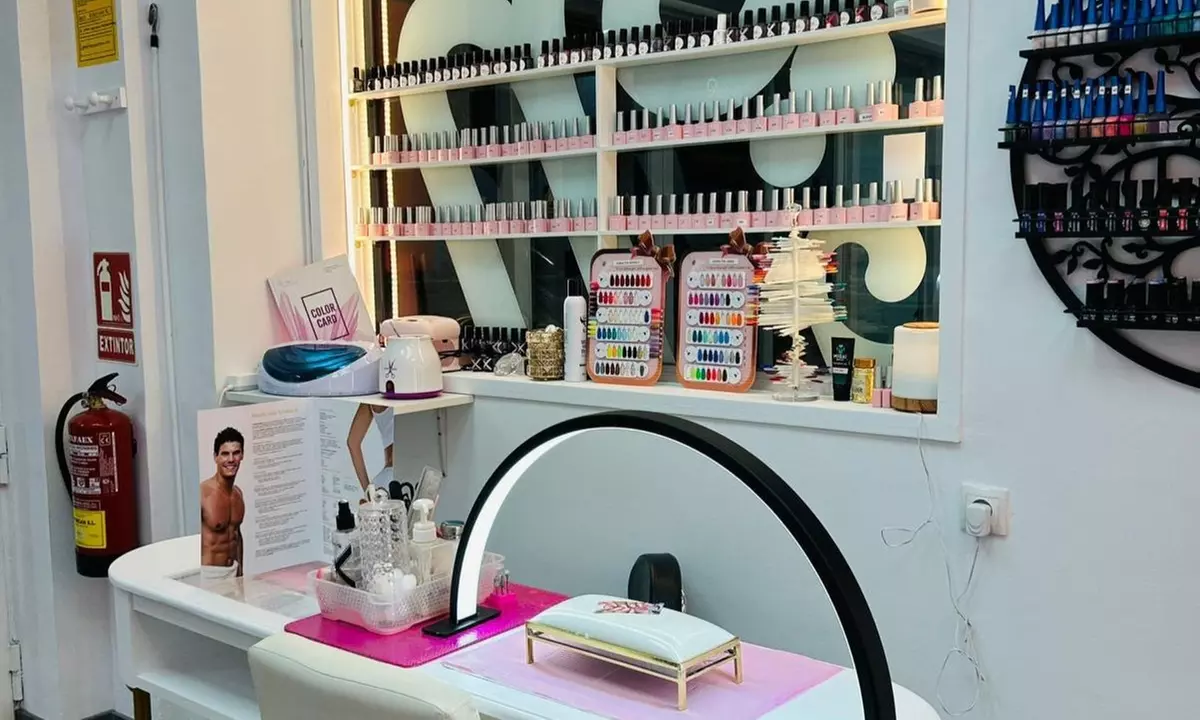 Manicura y/o pedicura o primera puesta de gel/acrílico