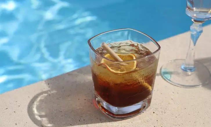 Aigues-Vives (Gard) : chambre double avec PDJ, menu en option