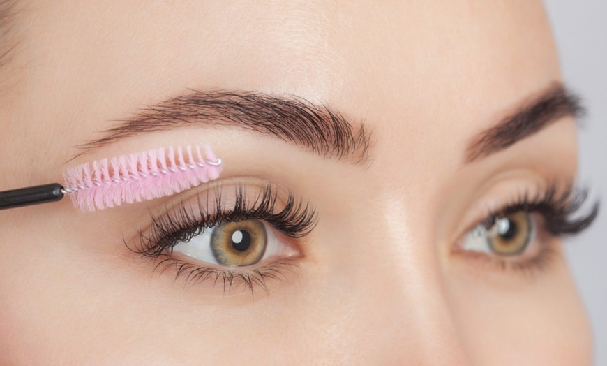 Image 1: Regard sublimé chez Milona Beauté pour des sourcils et cils au top