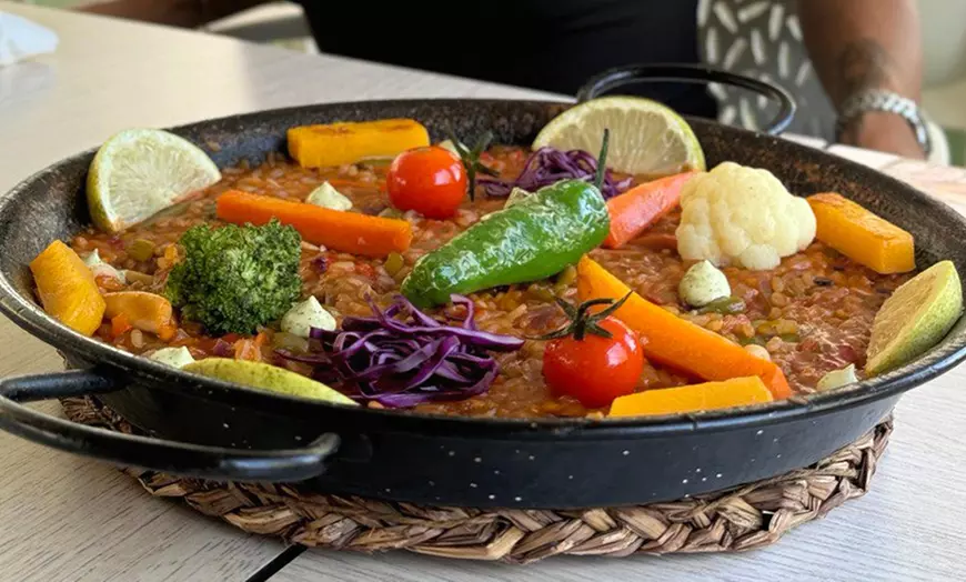 Image 2: Entrantes, principal o arroz, bebidas y postre para 2 o 4 personas