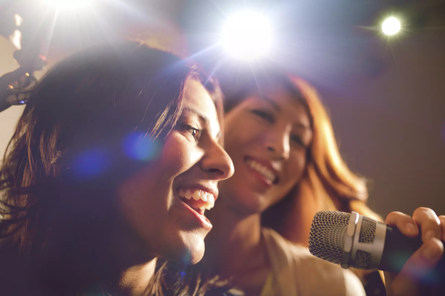 Śpiewaj bez ograniczeń: godzina w pokoju karaoke