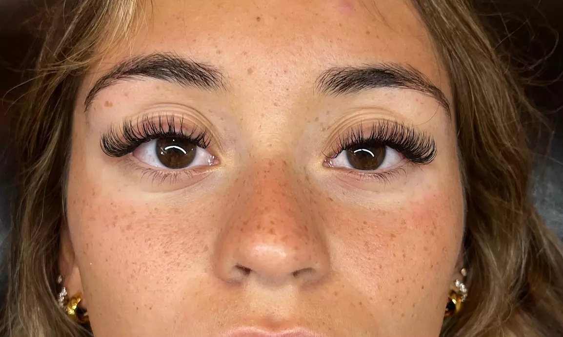 Renew w/ Full set Classic or Hybrid Eyelash Extensions w/ 2 week Fill