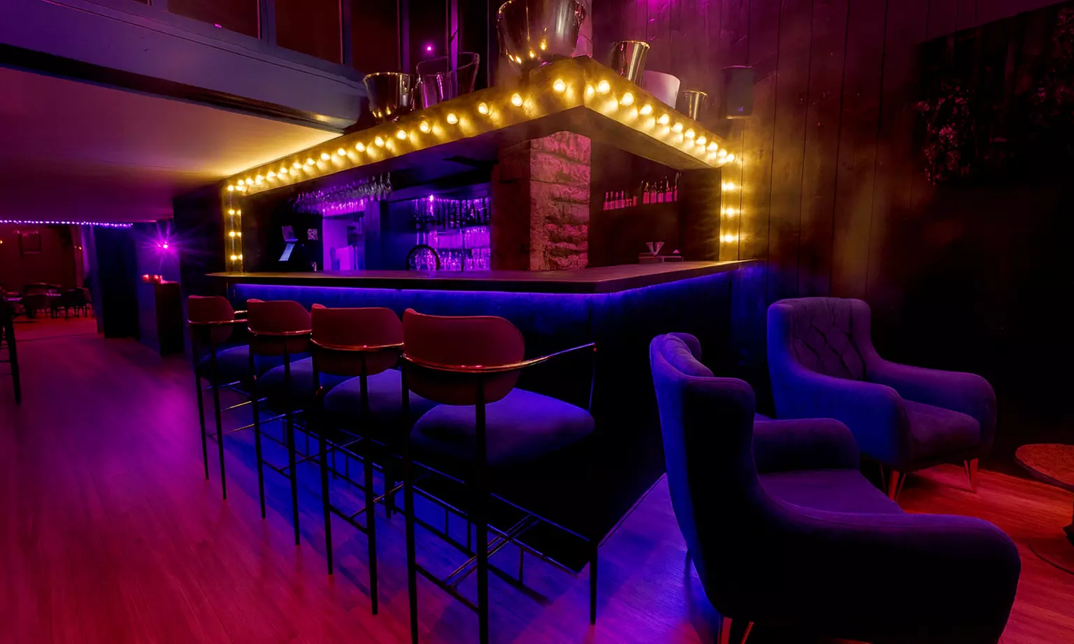 Nuit cabaret glamour à Lyon : immersion burlesque au cœur d’Ô Boudoir