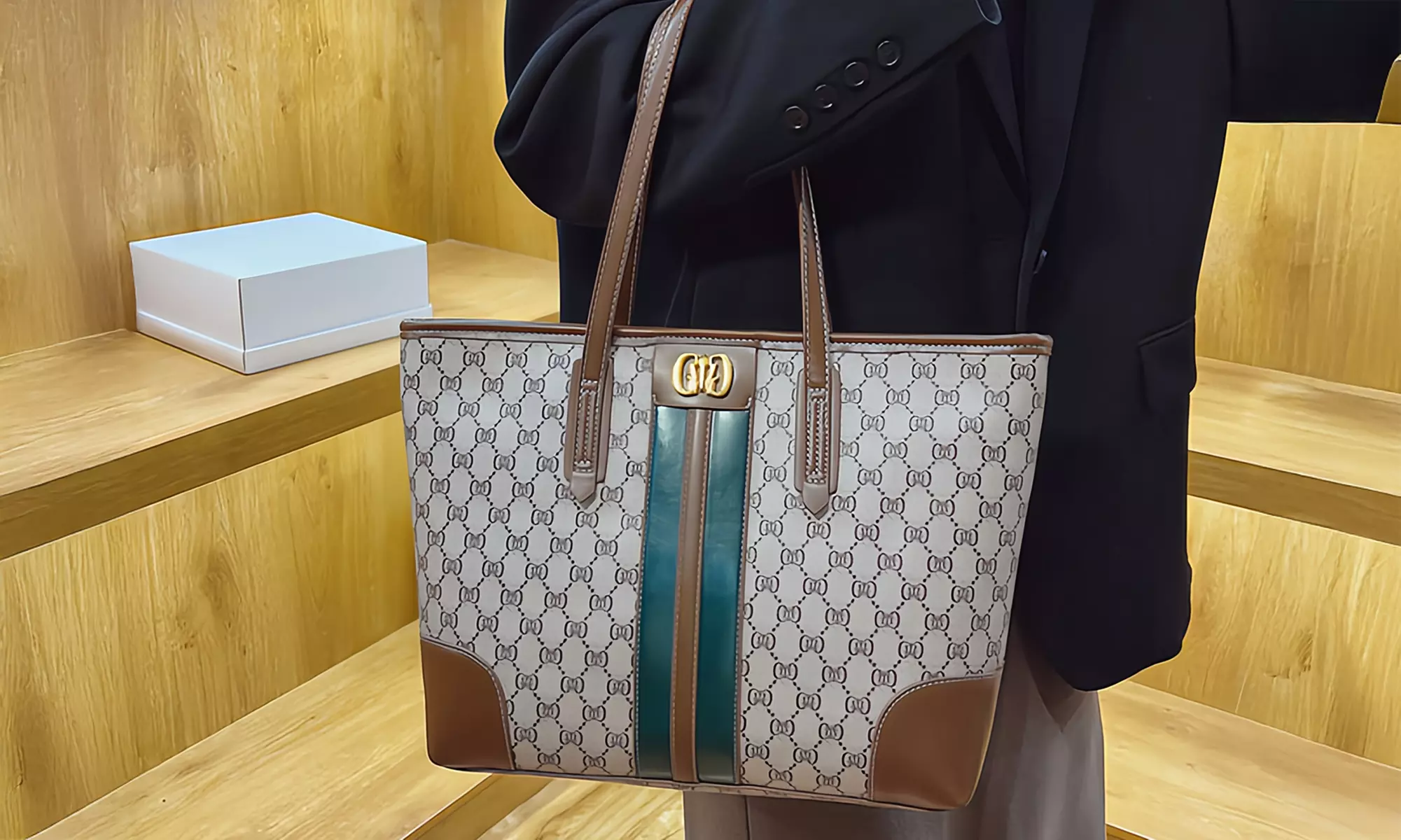 Bolso tipo tote de gran capacidad en color café con diseño estampado - Primary Image